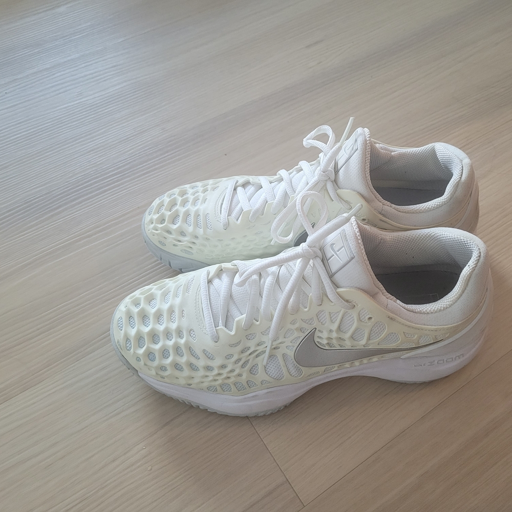 Tennis shoes - Nike White and Cream